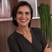 Psicóloga há mais de 10 anos, formada pela Universidade Federal da Bahia (UFBA), especialista em Terapia Cognitiva Comportamental, atualmente a abordagem da psicologia clínica com maior nível de evidências científicas. Me sinto privilegiada por, através do meu trabalho, poder acompanhar o poder transformador da terapia na vida de tantas pessoas, seja através dos protocolos de tratamento para transtornos mentais ou auxiliando pessoas, sem qualquer diagnóstico, que desejam usufruir dos benefícios das técnicas de uma ciência do comportamento para lidar com dificuldades, alcançar um melhor desempenho, promover mudança de hábitos ou encontrar a sua melhor versão!